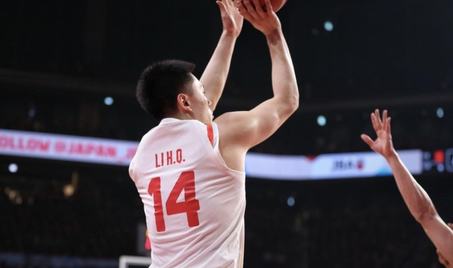 世界杯官方直播平台下载-奶爸超绝表现，李弘权投篮6中3得9分10板，正负值全队最高+21