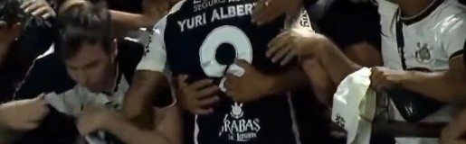 世界杯官方直播平台下载-尴尬又无奈！科林蒂安球员打进绝杀球激情庆祝，球裤被球迷扯掉