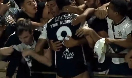 世界杯官方直播平台下载-尴尬又无奈！科林蒂安球员打进绝杀球激情庆祝，球裤被球迷扯掉